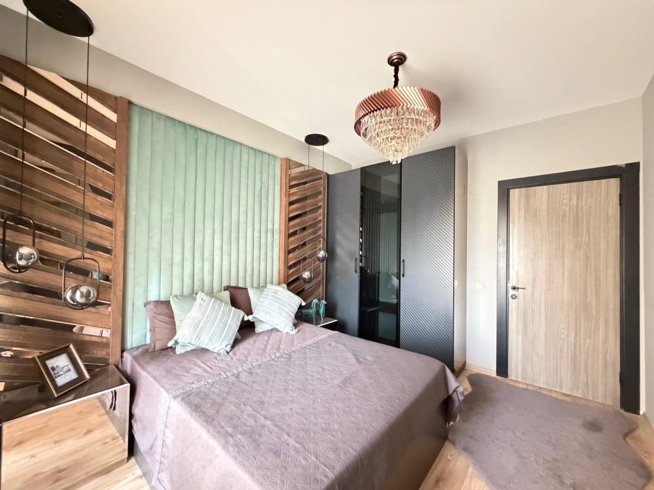 Mersin Çeşmeli'de Denize Yakın, Full Eşyalı Mimar Tasarımlı 1+1