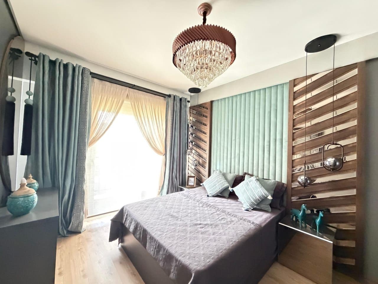 Mersin Çeşmeli'de Denize Yakın, Full Eşyalı Mimar Tasarımlı 1+1 1