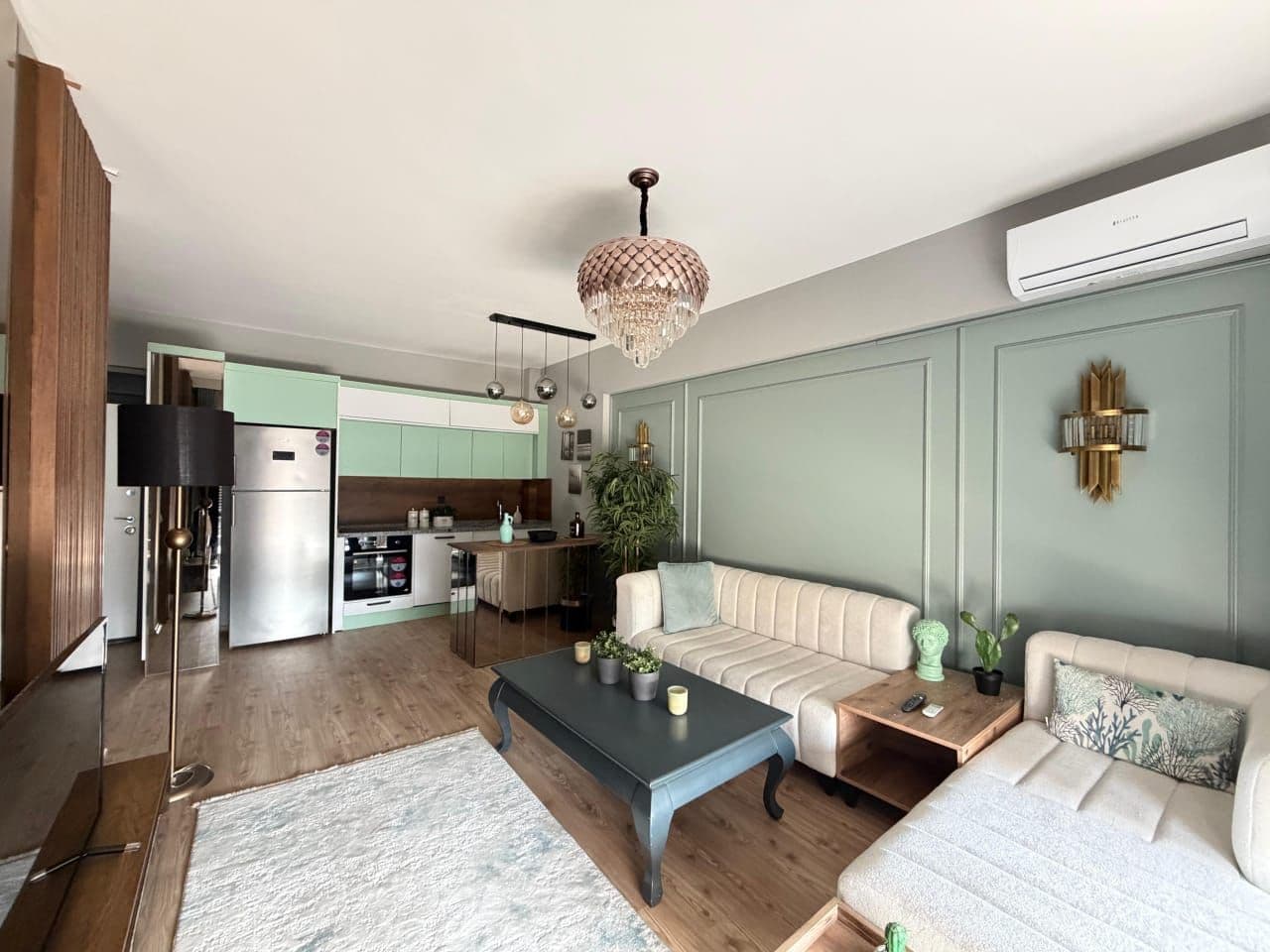 Mersin Çeşmeli'de Denize Yakın, Full Eşyalı Mimar Tasarımlı 1+1 3