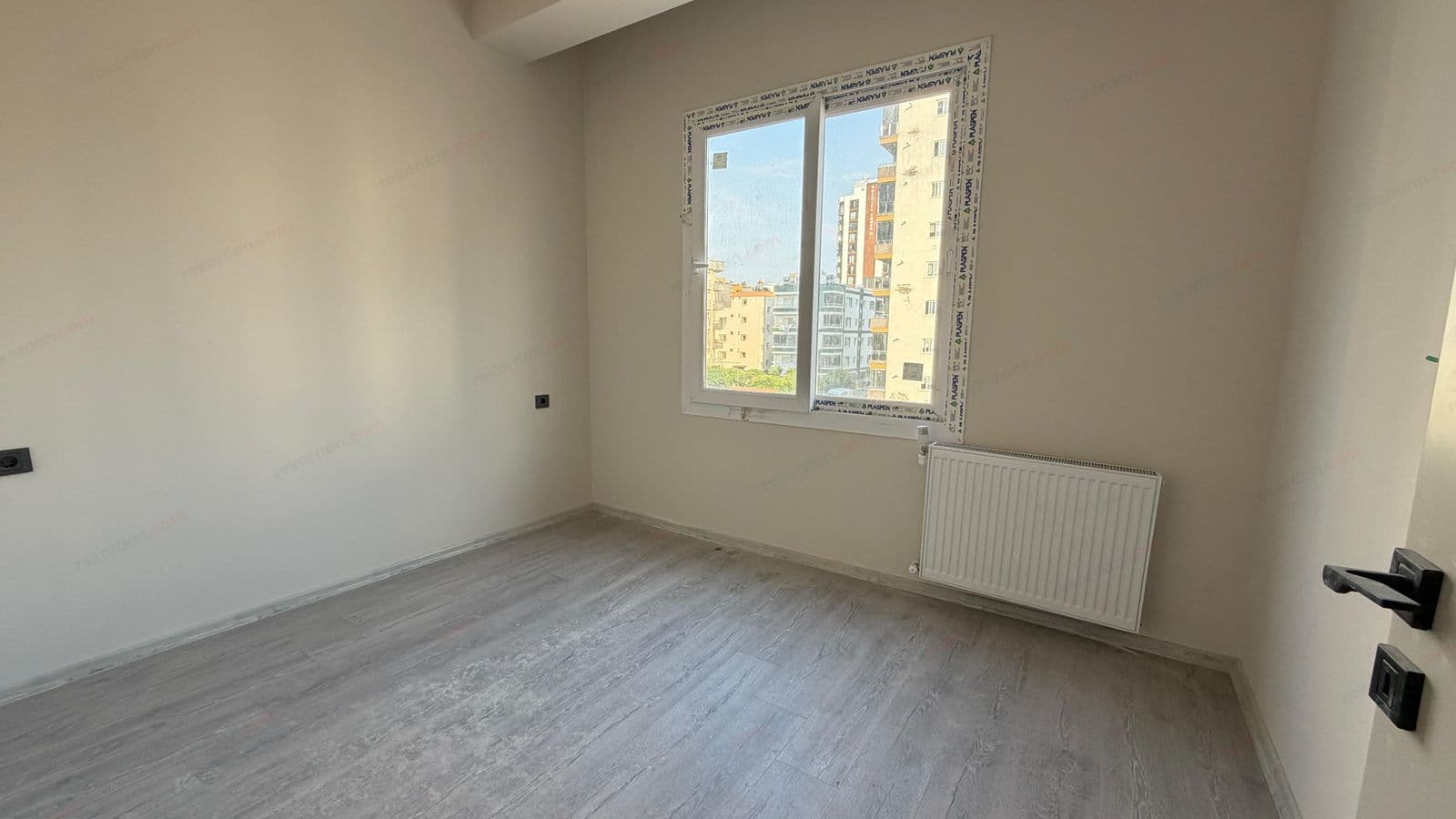 Mersin Tece Deniz Mahallesi'nde Havuzlu Site İçerisinde 1+1 Satılık Daireler 5