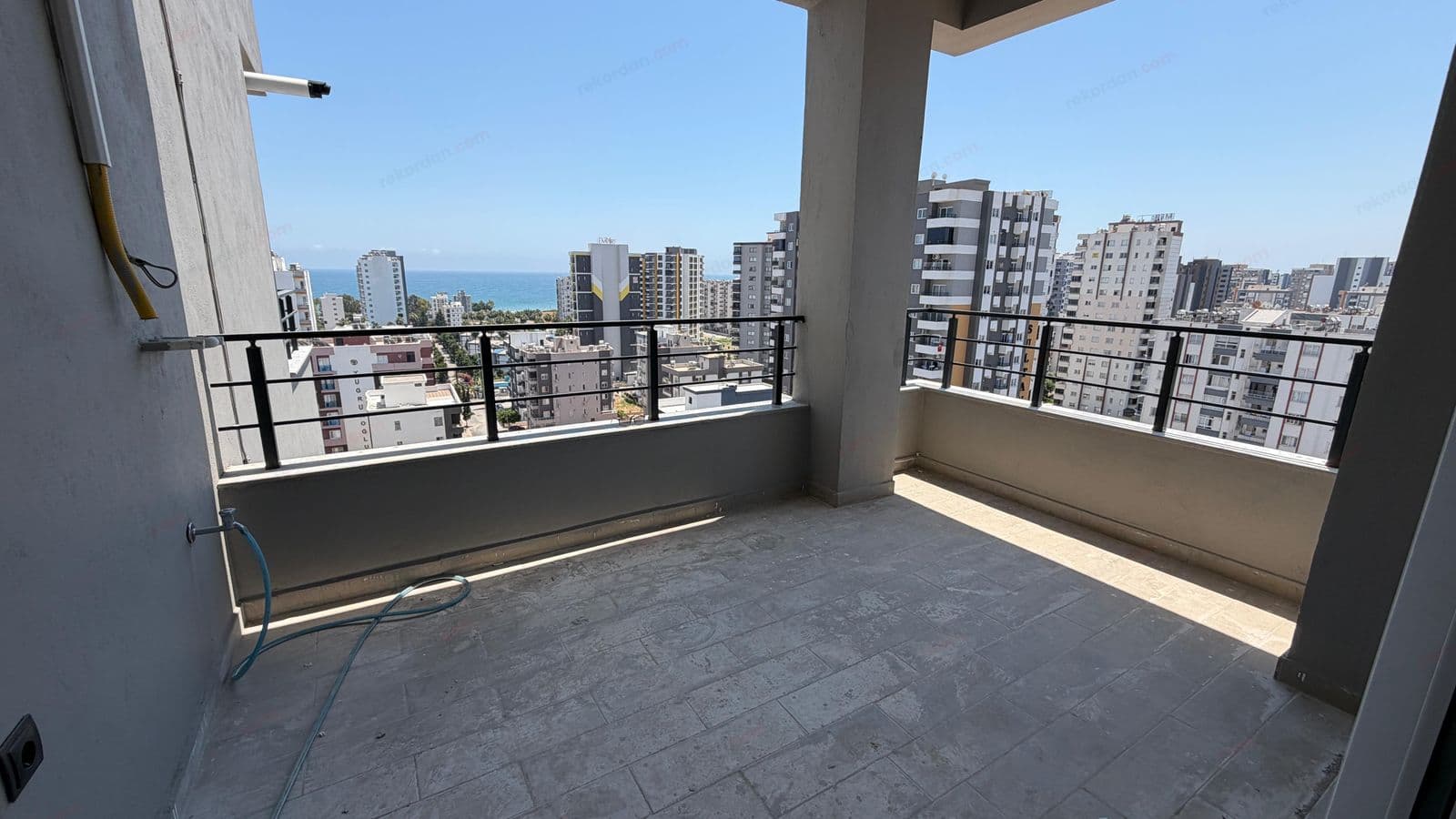 Mersin Tece'de Deniz Manzaralı 2+1 Satılık Daire
