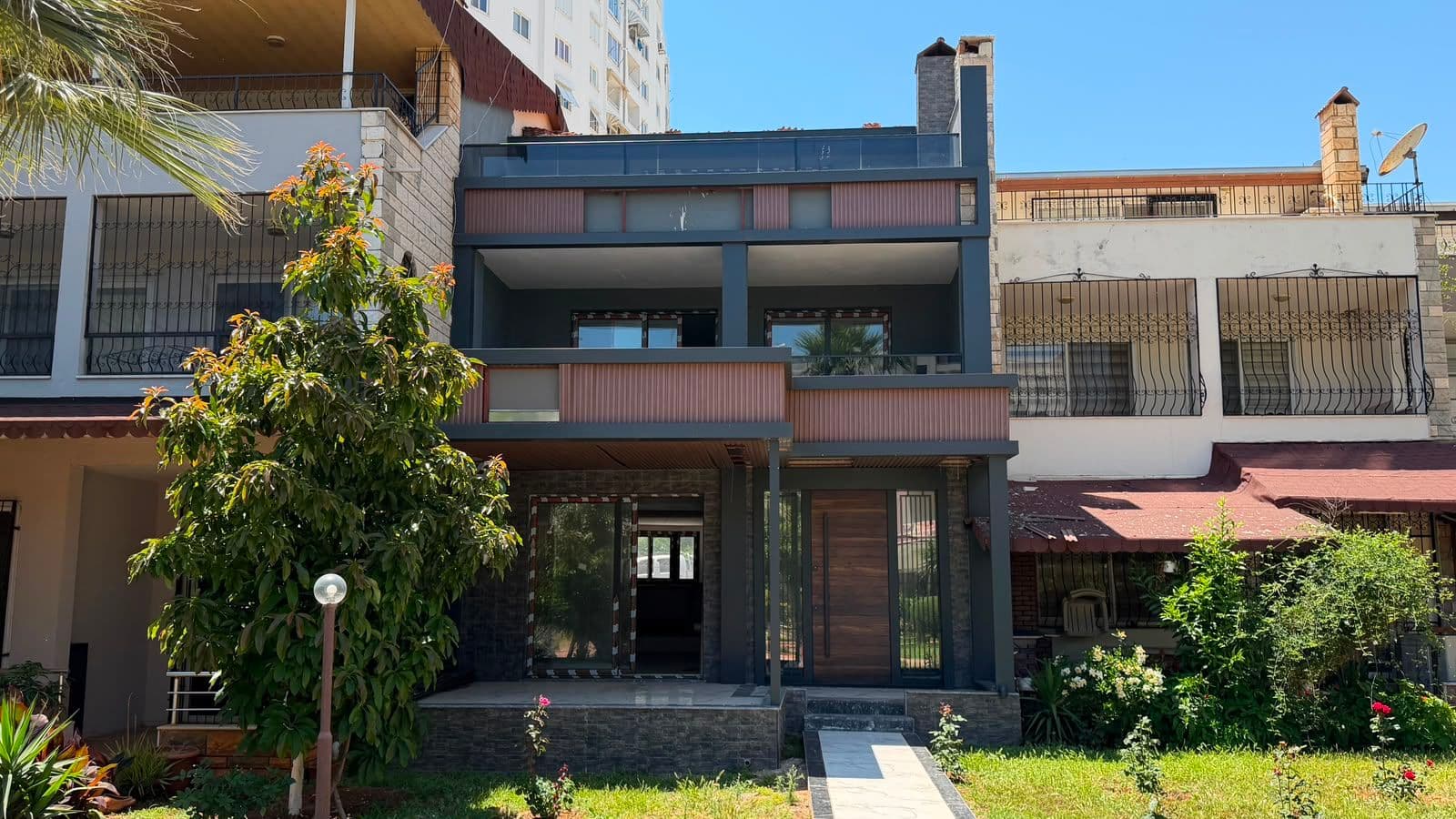 Mersin Davultepe'de Denize Sıfır 7+1 Triplex Villa