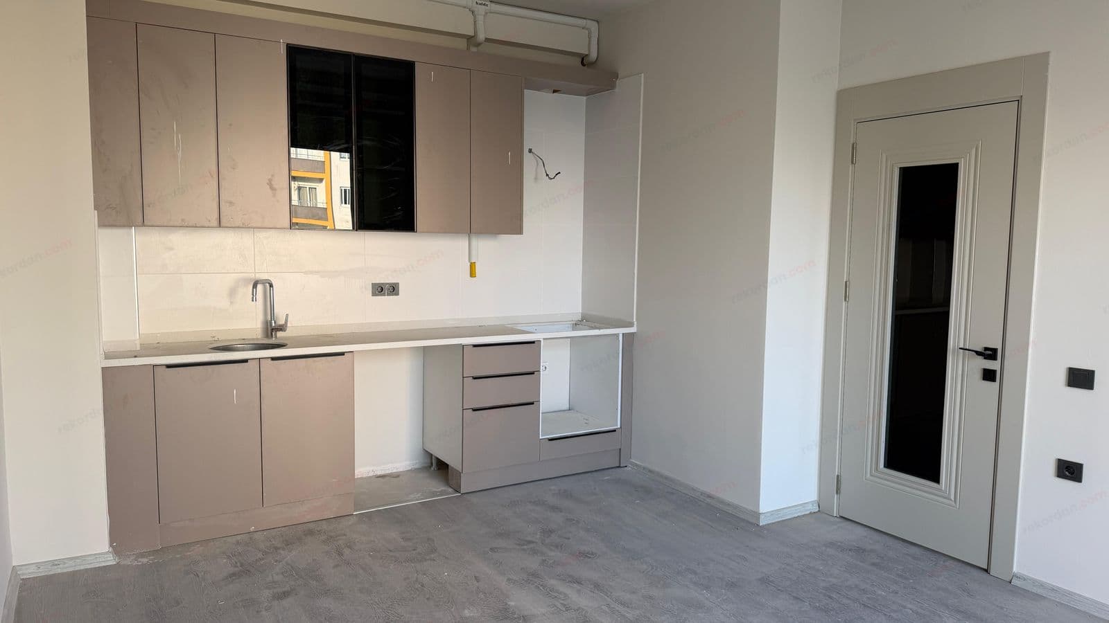 Mersin Tece Deniz Mahallesi'nde Havuzlu Site İçerisinde 1+1 Satılık Daireler