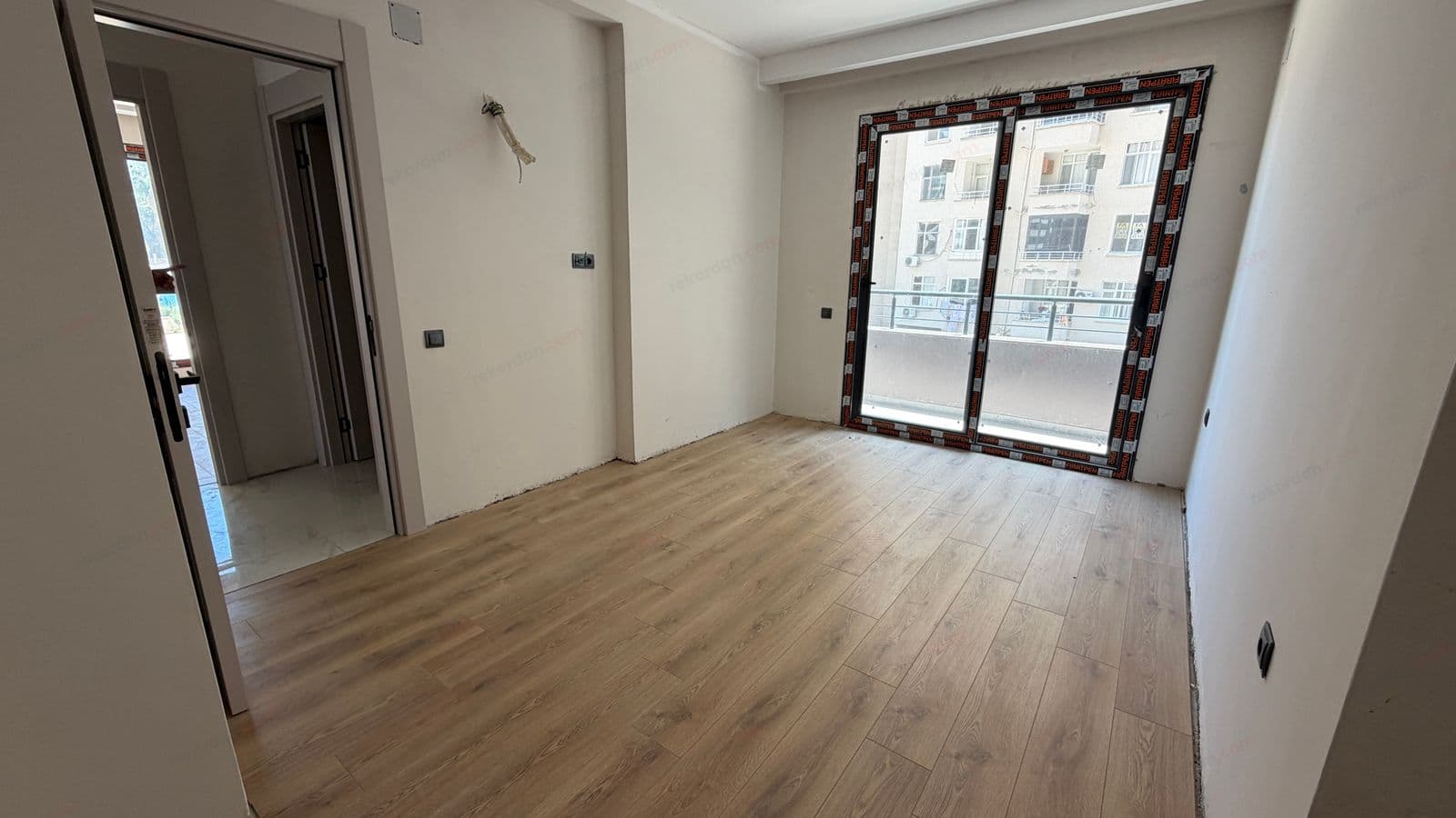 REKORDAN, MERSİN TÖMÜK MAHALLESİNDE SATILIK MODERN 2+1 DAİRE 9