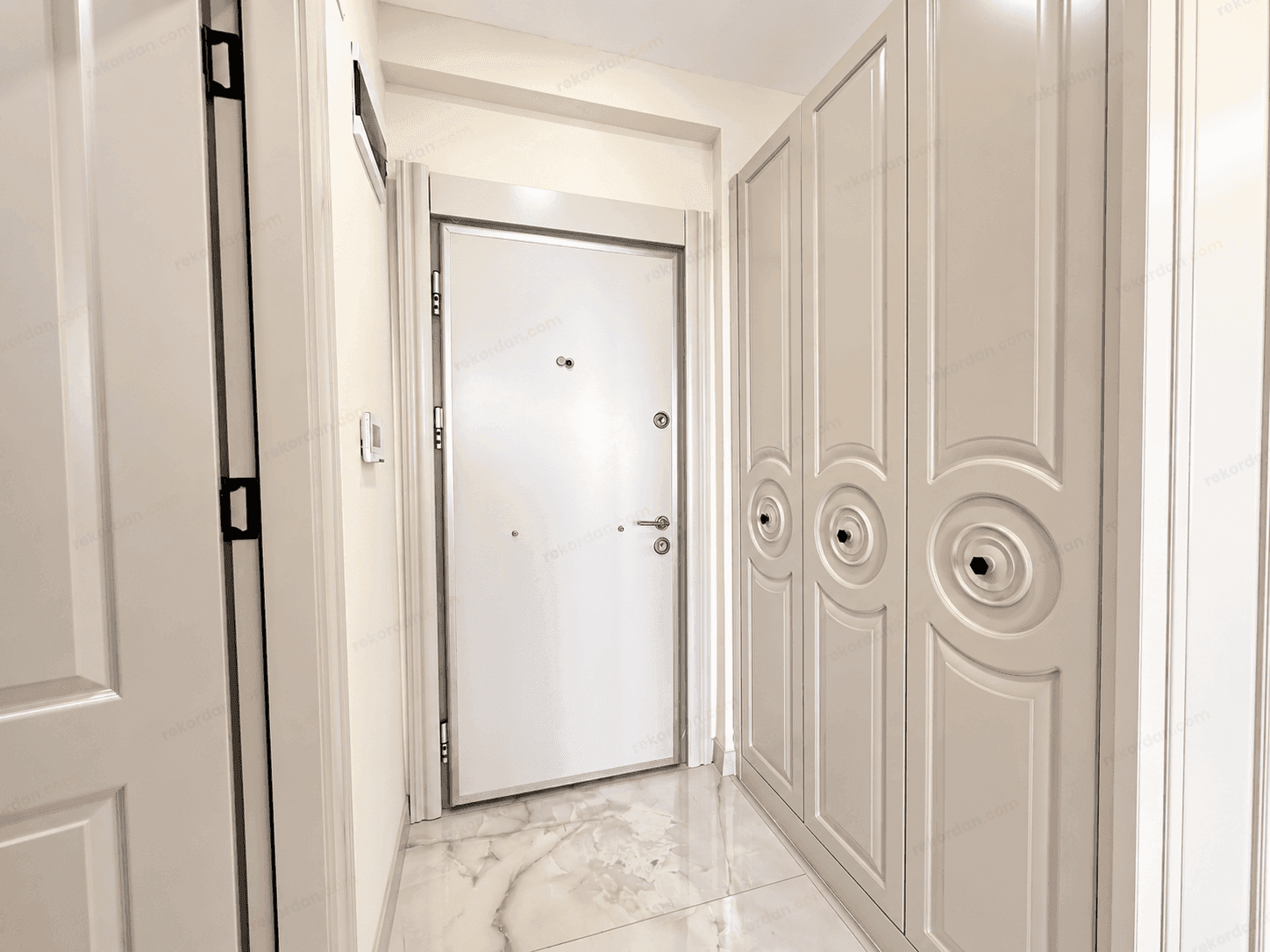 REKORDAN, ARPAÇBAHŞİŞ'TE DENİZ MANZARALI EŞYALI KİRALIK 1+1 10