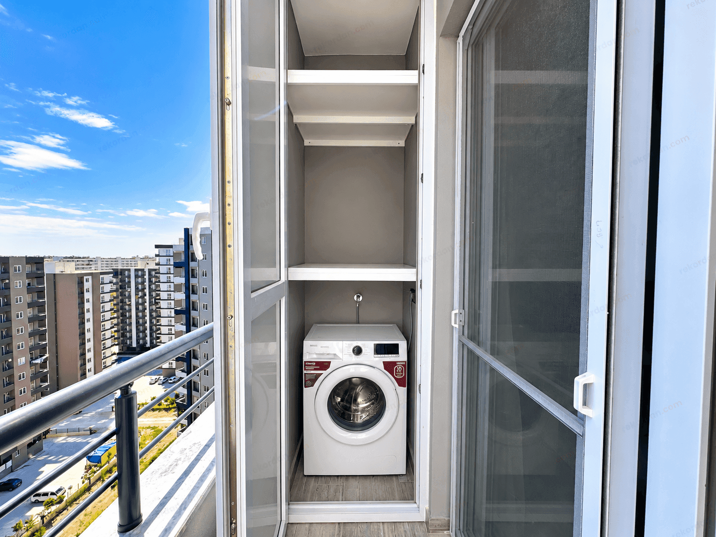 REKORDAN, ARPAÇBAHŞİŞ'TE DENİZ MANZARALI EŞYALI KİRALIK 1+1 9